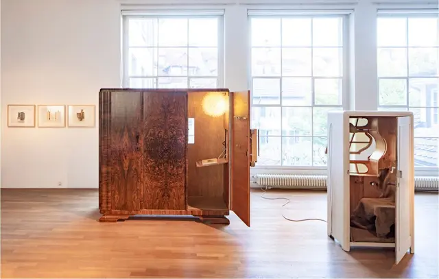 Ausstellungsstücke in einem Raum vor einem Fenster