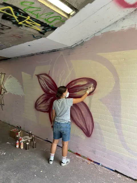 Am zweiten Tag können die Teilnehmenden ihre zuvor skizzierten Entwürfe umsetzen.  | Foto: Stadtjugendpflege