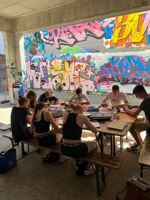  Die Teilnehmenden lernen alles was sie für die Umsetzung eines großformatigen Graffitis benötigen. | Foto: Stadtjugendpflege