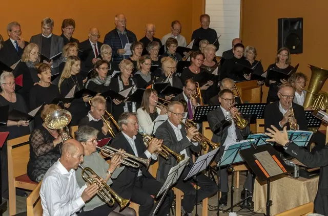 Chor mit vielen Menschen und Instrumenten