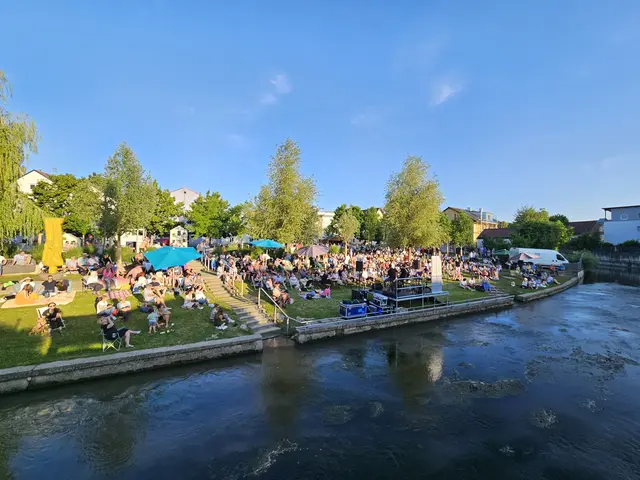 Blick auf Ilm und Ilminsel mt vielen Menschen