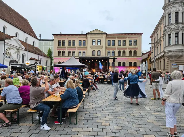 Blick auf Oberer Hauptplatz mit Menschen und Bühne