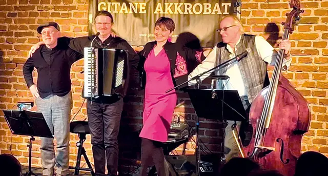 Band mit Instrumenten auf der Bühne