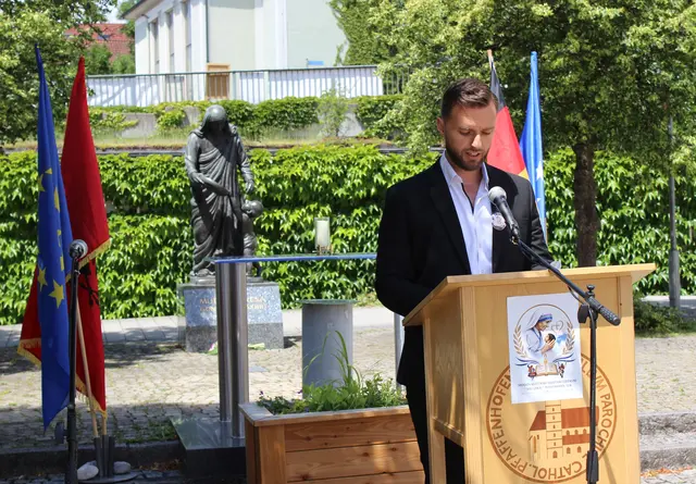 Argent Ferizi, der Vorsitzende von Sali Çekaj, freute sich über zahlreiche Gäste. | Foto: E. Steinbüchler