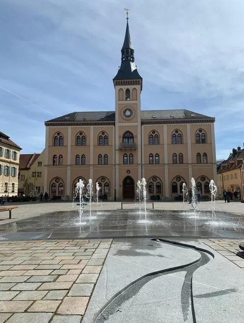 Das Wasserspiel vor dem Rathaus wird besonders an heißen Tagen gerne für eine Abkühlung genutzt.  | Foto: © Stadtwerke