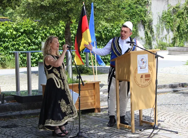 Die Moderatorin Nevila Saja-Seefried und der Opernsänger Artan Lika | Foto: E. Steinbüchler
