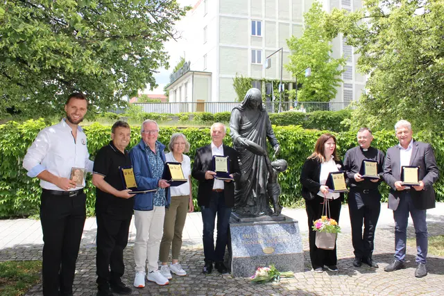 Argent Ferizi (links) bedankte sich bei einigen Gästen mit besonderen Ehrenurkunden.