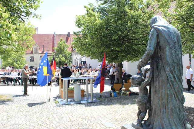 Auf dem Pfarrplatz, vor der Mutter-Teresa-Statue, fand die Jubiläumsfeier statt. | Foto: E. Steinbüchler