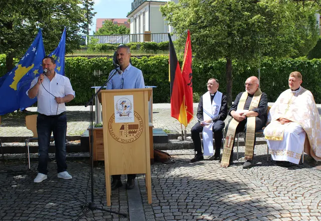 Beim interreligiösen Gottesdienst (von links): Seyfettin Kilic (Übersetzer) und Imam Coskun Öztürk sowie die Pfarrer Don Albert Krista, Albert Miorin und Slobodan Mykola.  | Foto: E. Steinbüchler