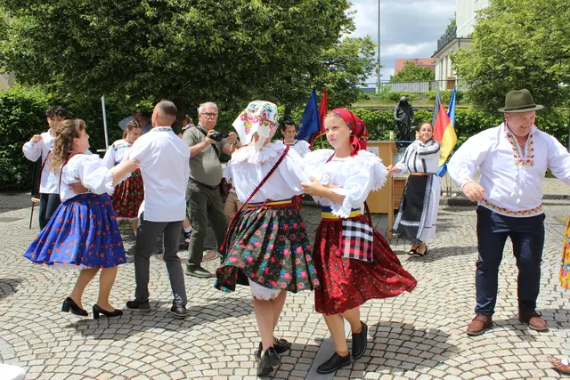 Die rumänische Tanzgruppe brachte viel Schwung. | Foto: E. Steinbüchler
