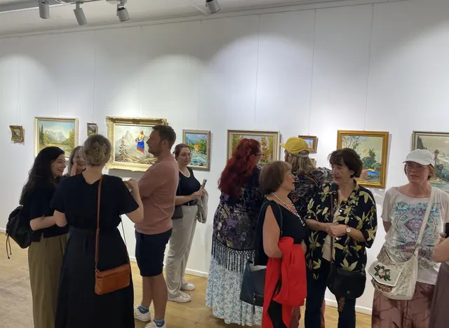 Zahlreiche Gäste waren zur Vernissage am Samstagabend gekommen. | Foto: © Stadtverwaltung Pfaffenhofen a. d. Ilm
