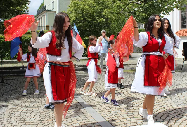 Die Kinder- und Jugendtanzgruppe von Sali Çekaj bekam viel Applaus. | Foto: E. Steinbüchler