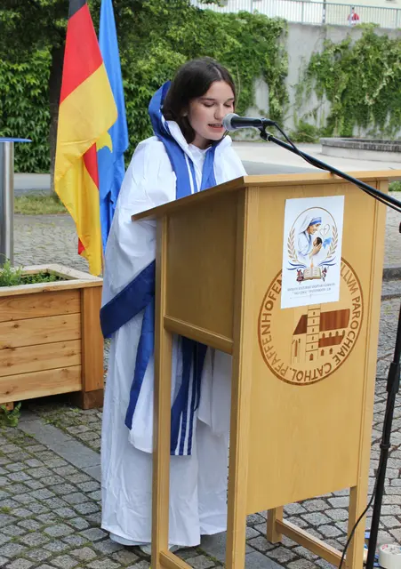 In der typischen weiß-blauen Ordenstracht trug Leona Shala ein Gedicht über Mutter Teresa vor. | Foto: E. Steinbüchler
