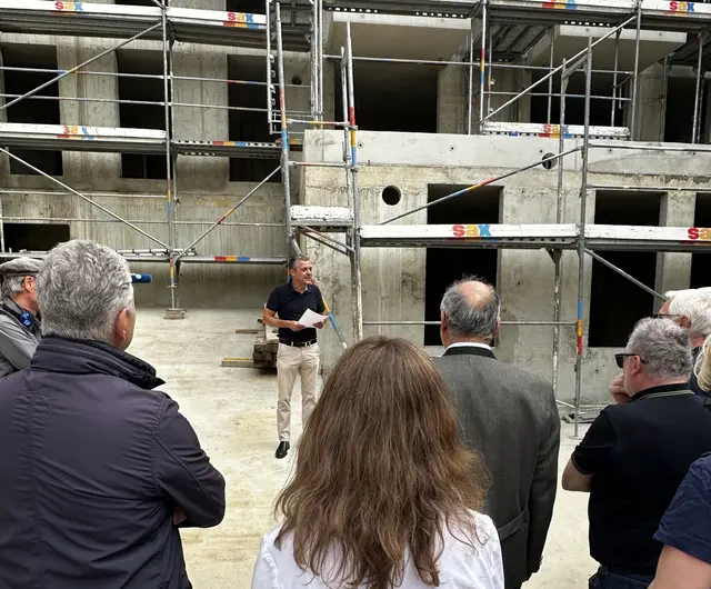 Bürgermeister Herker bei der Eröffnungsrede beim Hebauf der Seniorenwohnanlage St. Franziskus. | Foto: © Anja Lederer, Stadtverwaltung