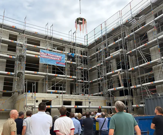 Florian Mächler von der Firma Holzbau Nischwitz sprach den Richtspruch.  | Foto: © Anja Lederer, Stadtverwaltung