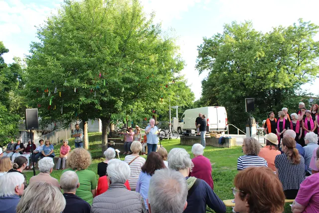 Stimmungsvolle Atmosphäre beim Friedensgebet am Baum der Religionen im Bürgerpark | Foto: E. Steinbüchler