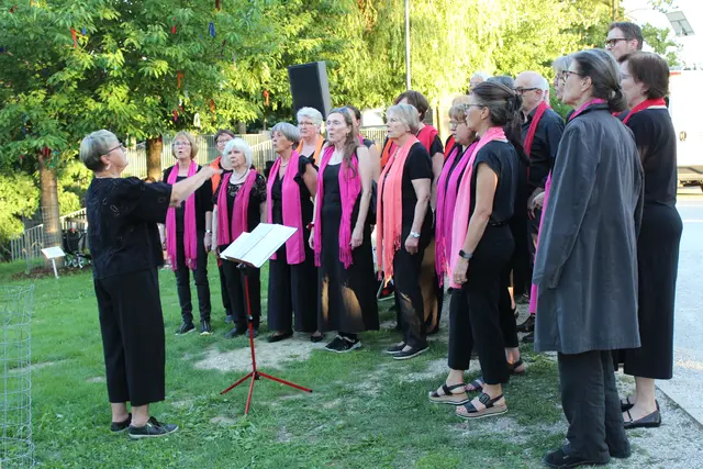 Der Chor "Voices of Joy" unter der Leitung von Barbara Scheer erhielt viel Applaus. | Foto: E. Steinbüchler