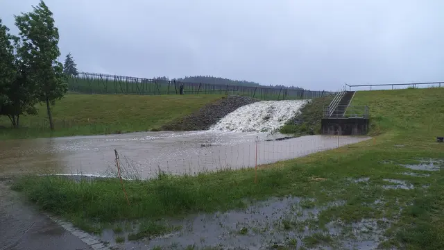 Retentionsbecken wie in Sulzbach können bei Starkregen das Wasser zurückhalten.  | Foto: © Stadtverwaltung