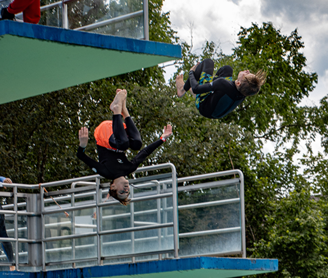 Klassischer Synchronsprung: Die beiden Springer zeigen einen Rückwärtssalto (Backflip). | Foto: Karl J. Bensberger 