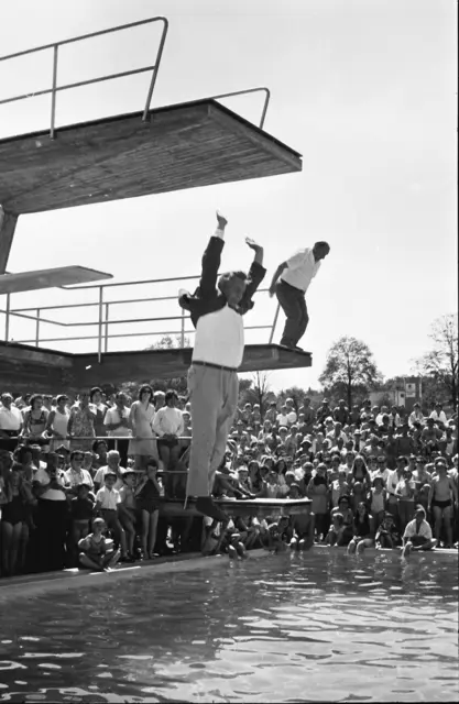 Stadtrat Alfred Pfefferler und Oberamtmann Clemens Fehringer in voller Montur beim Sprung ins neue 
Springerbecken (1971)  | Foto: Stadtarchiv Pfaffenhofen