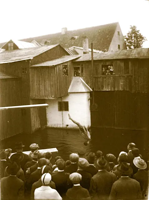 Kunstvoller Sprung ins Becken vor zahlreich 
erschienenem Publikum (1920er-Jahre)  | Foto: Stadtarchiv Pfaffenhofen