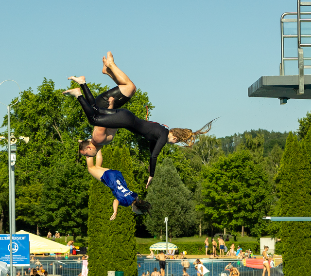 Präzision und Teamarbeit: Das Kombinationsspringen gehört bei den Shows traditionell zum festen Programm. | Foto: Karl J. Bensberger 