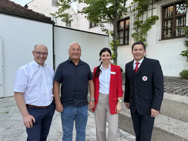 MTV-Vorsitzender Helmut Reiter wurde im Stadttheater Neuburg geehrt. (v. l.) Anton Gutmann, Helmut Reiter,  Luisa Enzersberger und Thomas Mack | Foto: Helmut Reiter