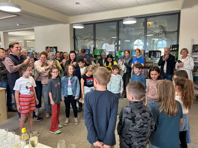  Bei der Ausstellungseröffnung in der Stadtbücherei wurden die jungen Gestalterinnen und Gestalter der Lesekisten für ihre kreativen Arbeiten mit großem Applaus belohnt. | Foto: Stadtbücherei, Daniela Kneidl