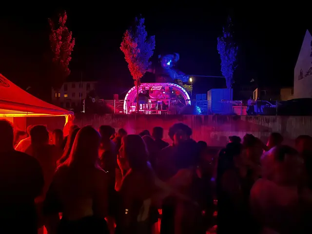 Auf der Ilminsel wurde nach Sonnenuntergang gefeiert. 