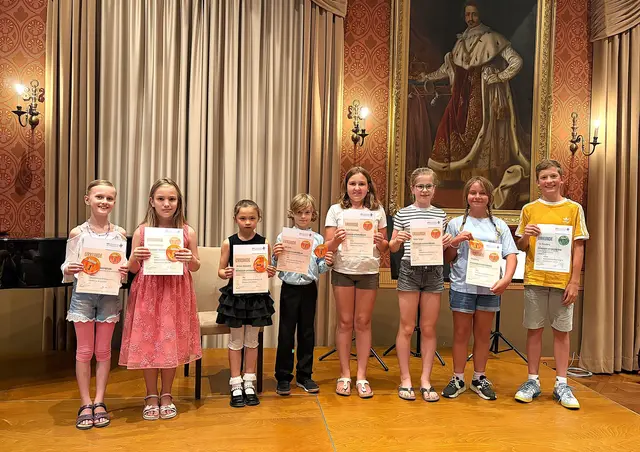Acht Schülerinnen und Schüler der Städtischen Musikschule legten im Rahmen des Montagskonzerts erfolgreich die praktische Freiwillige Leistungsprüfung Junior 1 beziehungsweise Junior 2 ab.  | Foto: Städtische Musikschule 