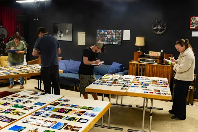 Die eingereichten Fotos werden von einer Fachjury bewertet – alle werden ausgestellt, jeweils die besten drei Serien der über und der unter 18-Jährigen werden prämiert. | Foto: Stadtjugendpflege