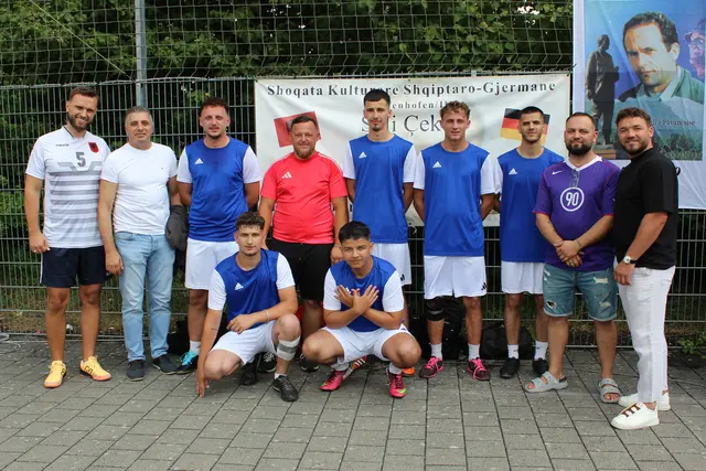 Das Team des albanisch-deutschen Kulturvereins Sali Çekaj Pfaffenhofen mit dem Vereinsvorsitzenden und Turnierleiter Argent Ferizi (von links), Gazmend Dashi, den Spielern Albijon, Rilind, Ilirjon, Ridon, Jetmir, Ermal, Altin und den Spielleitern Enis und Luan.
 | Foto: Elisabeth Steinbüchler