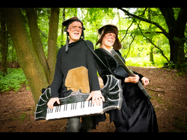 Das Künstlerduo Theaterfimmel bringen diesmal eine Geschichte über die Fledermäuse Flattertom und Flederlilly nach Pfaffehofen.  | Foto: Theaterfimmel