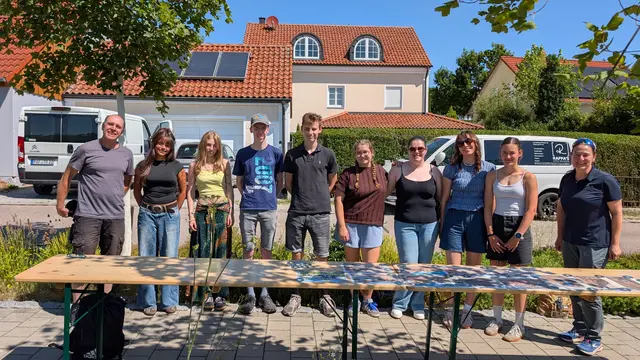 Stadtgrün-Leiter Mario Dietrich begrüßte den Geografie-Kurs des Erasmus Gymnasiums Amberg am Schillerring.  | Foto: Stadtwerke Pfaffenhofen