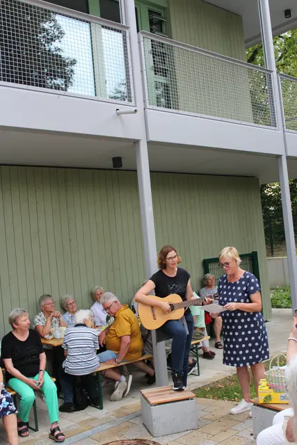 Mit viel Humor und bayerischem Charme überraschten Heidi Andre und Pia Fischer die Ehrenamtlichen mit selbst vorgetragenen Gstanzln.  | Foto:  © Seniorenbüro