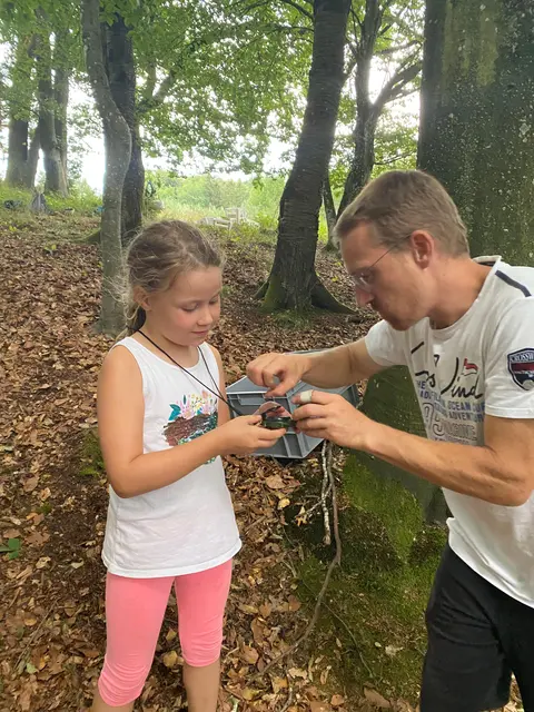 Der Umgang mit dem Kompass will gelernt sein. | Foto: Xenia Cabanis/Simone Schuster