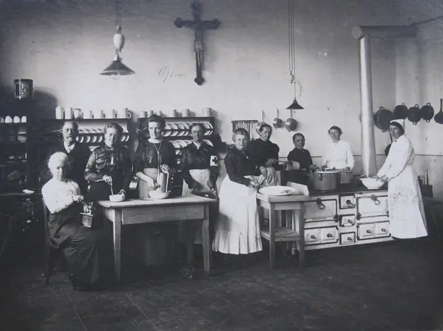 Honoratiorinnen in der Küche des Vereinslazaretts an der Schulstraße (1916)  | Foto: Stadtarchiv Pfaffenhofen