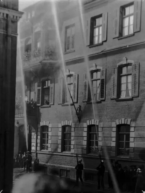 Löschübung der Freiwilligen Feuerwehr am Müllerbräugebäude (um 1930) | Foto: Stadtarchiv Pfaffenhofen