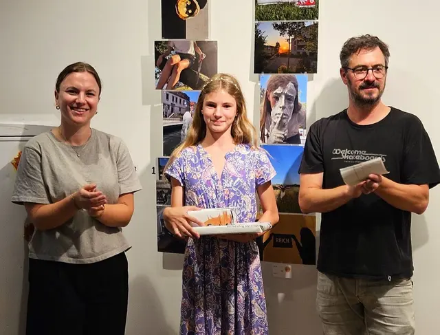 Die Sieger in der Kategorie unter 18. (v.l. Jugendreferentin Paula Stahl, Clara Gastl und Matthias Stadler, Leiter Stadtjugendpflege - Emma Jung war leider krankheitsbedingt nicht anwesend.) 