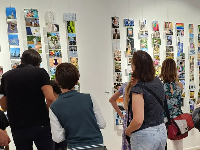 Zahlreiche Interessierte kamen zur Vernissage und der Preisverleihung in der Städtischen Galerie.