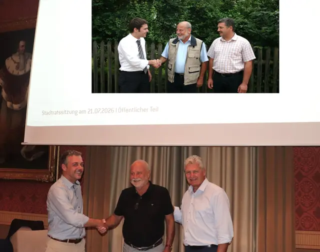 Michael Weiher wurde nach 18 Jahren von den Bürgermeistern Herker und Heinzlmair offiziell verabschiedet | Foto: © Stadtverwaltung
