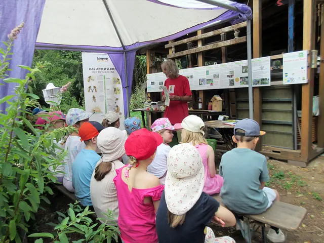 Im InterKulturGarten informierte Manfred "Mensch" Mayer die Kinder über Bienen. | Foto: Kindertagesstätte St. Johannes Jessica Stenzel