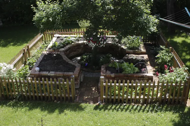 Blick von der Terrasse in den Garten