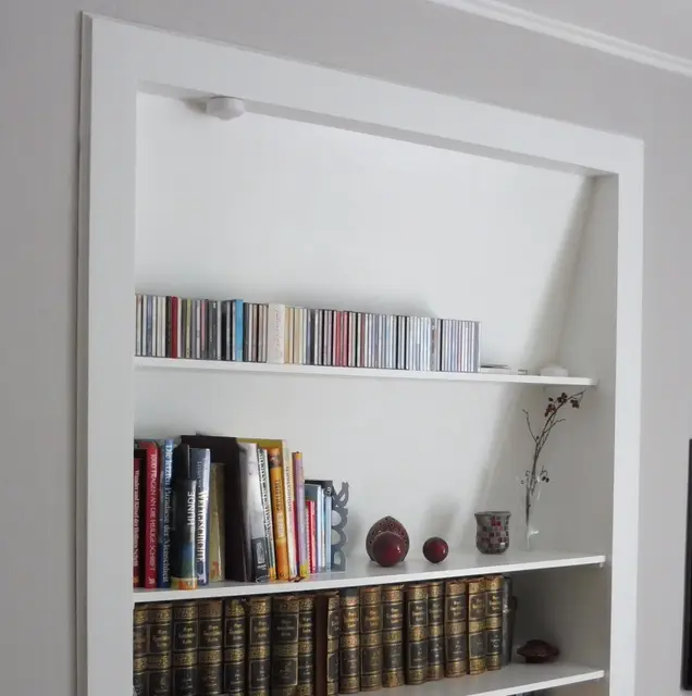 in die Dachschräge eingebautes Bücherregal