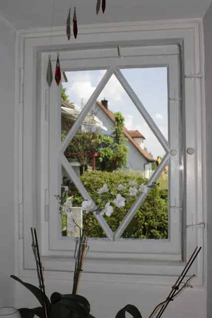 Fenster mit diagonalen Sprossen