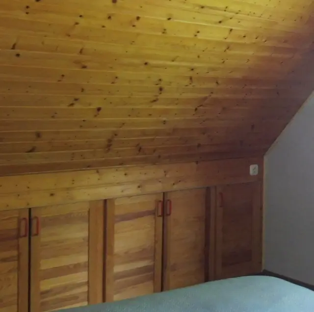 in die Dachschräge eingebaute Schränkchen
