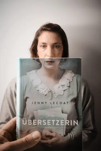 Beim „Bookface“ verschmilzt das Buchcover mit einem realen Hintergrund wie in den Beispielen der Gewinner unter und über 18 Jahren aus dem Jahr 2024  | Foto: Claudi Seubert