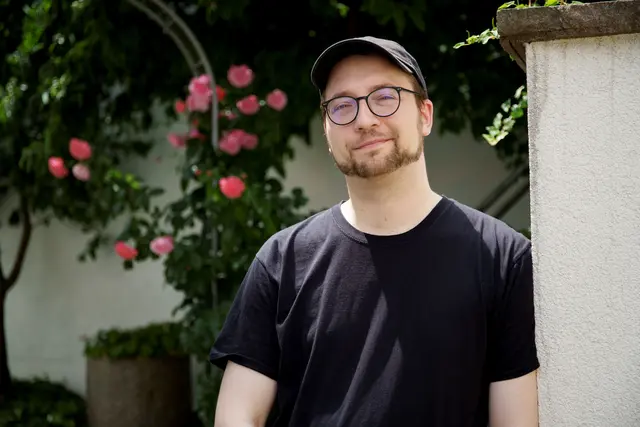 Peter Thiers arbeitet seit Mai im Flaschenturm an seinem „Zwischenfall“ und seinen eigenen Werken. | Foto: Florian Schaipp