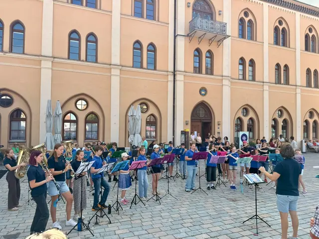 Das Projektorchester unter der Leitung von Adrian Knoll eröffnete „Sommer in der Stadt“ mit einem schwungvollen Konzert vor dem Rathaus.  | Foto: © Städtische Musikschule Pfaffenhofen