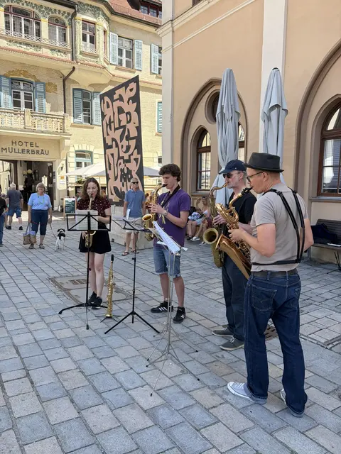 Das Saxophon-Ensemble der Städtischen Musikschule sorgte bei „Sommer in der Stadt“ für musikalische Unterhaltung auf dem Hauptplatz. | Foto: © Städtische Musikschule Pfaffenhofen
